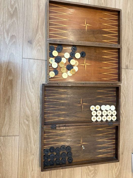 Две стари табли за игра