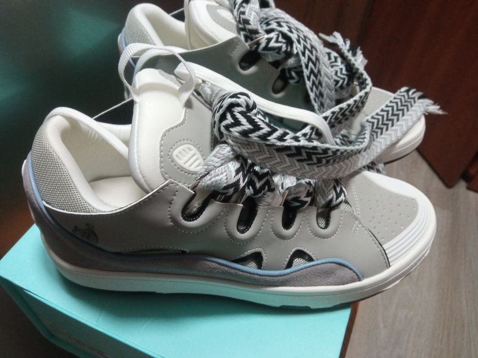 Кроссовки красивые модные.