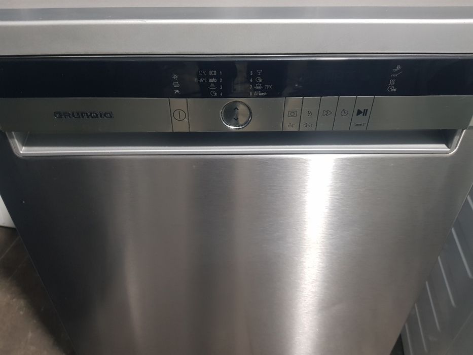 Голяма свободно стояща съдомиялна GRUNDIG