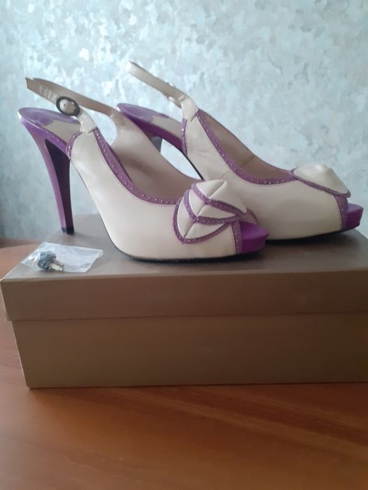 Продаются женские туфли