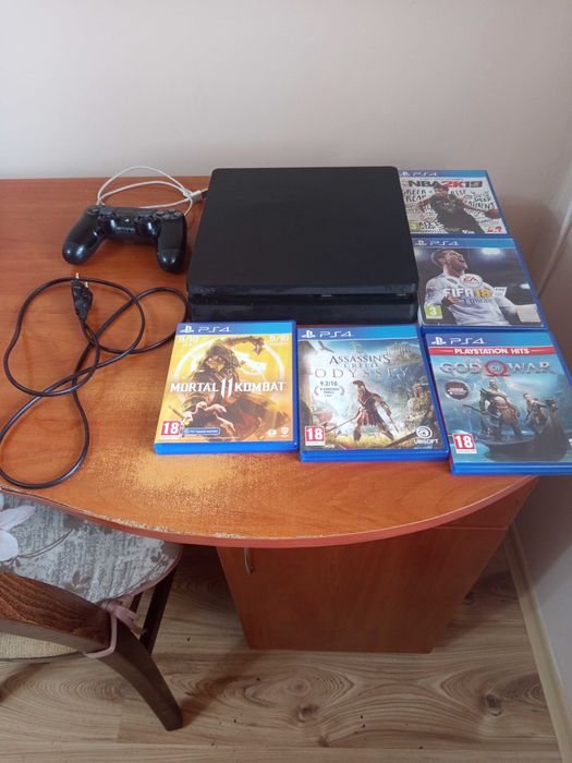 Здравейте продавам PS4 SLIM 500 GB със 5 видео игри
