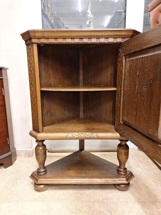 Винтидж ъглов шкаф с богата дърворезба