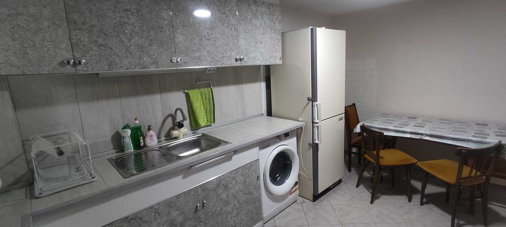 Дава се под наем Етаж от къща в Варна, Цветен квартал - 45 кв.м за 348.84 € - Снимка #1