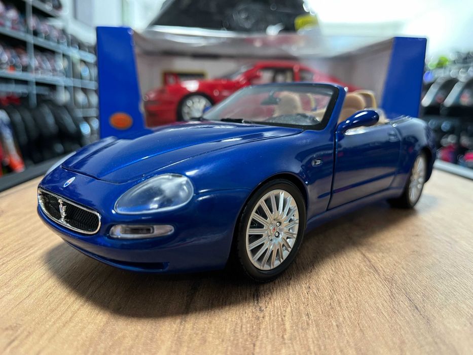 Чисто нова метална колекционерска количка MASERATI SPYDER 2000г.1:18
