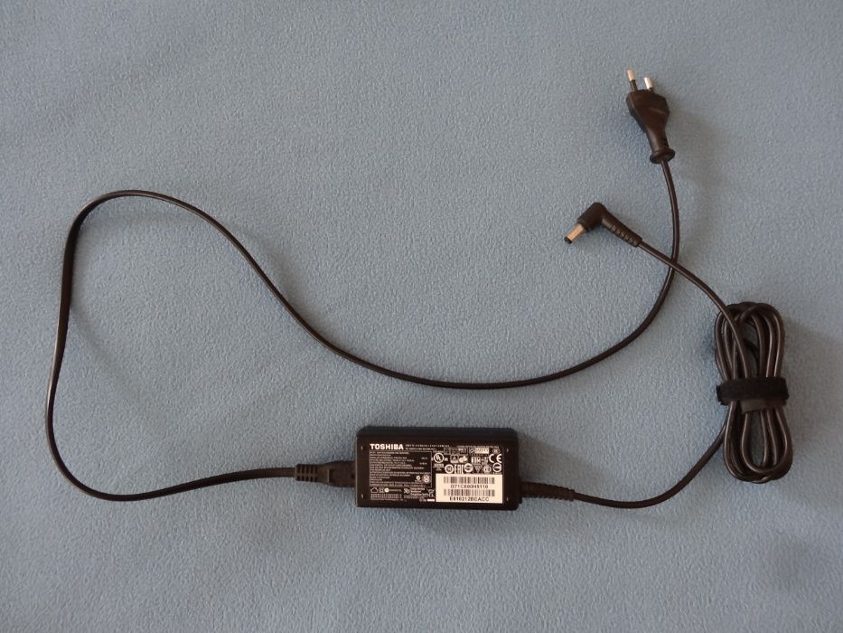 Продавам лаптоп TOSHIBA L50-B-1DM 15.6 ", INTEL i3, RAM 8G, SSD 240GB