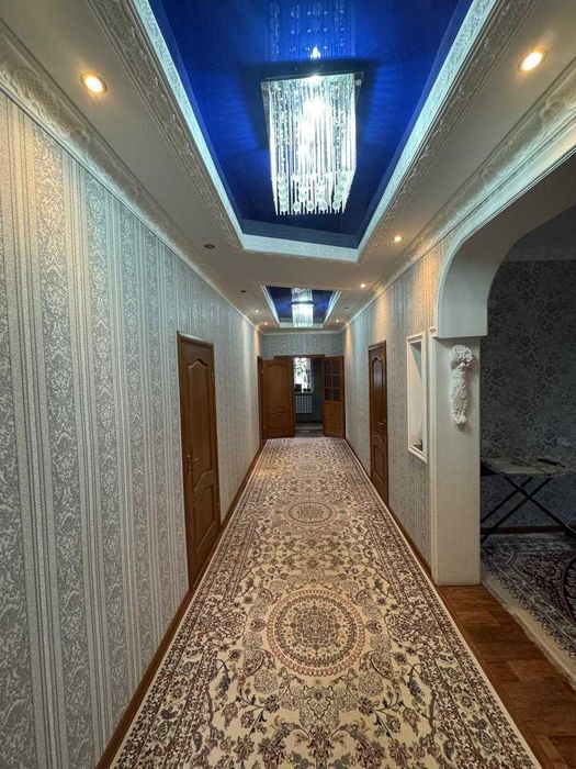 Продаётся участок с двумя домами и дополнительными постройками.