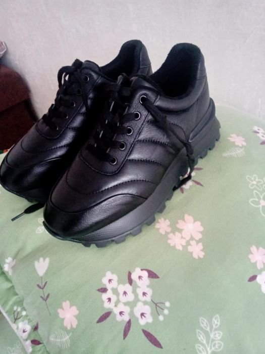 Кожаные кроссовки