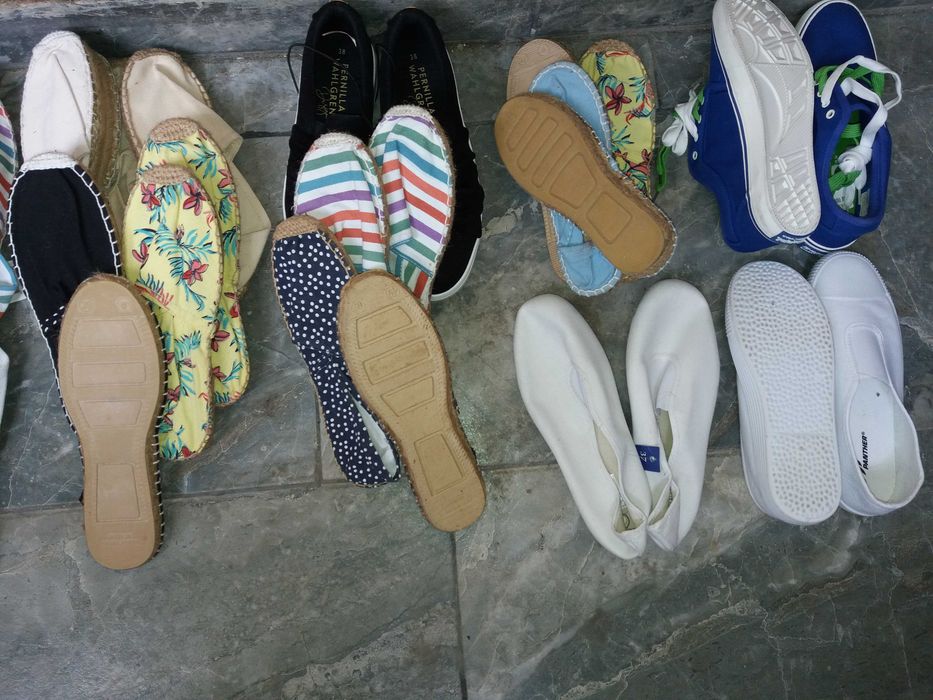 Papuci slapi plaja cu talpa reliefata si curelusa, pentru femei, barbati. Pret 20 lei. Espadrile albe bej maro negre nr. 33 36 37 38 39 40 41 42 43 45
