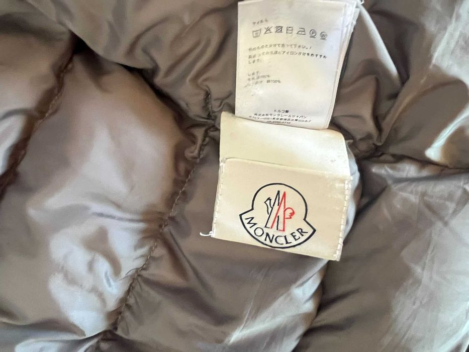 Vând geacă de iarnă Moncler Maya, folosita de 2-3 ori. NFC chip