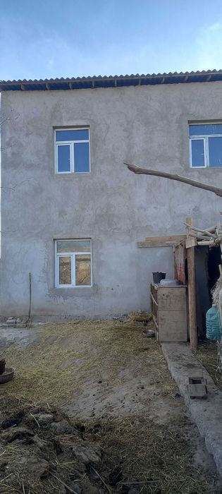 2 etajli uy sotiladi