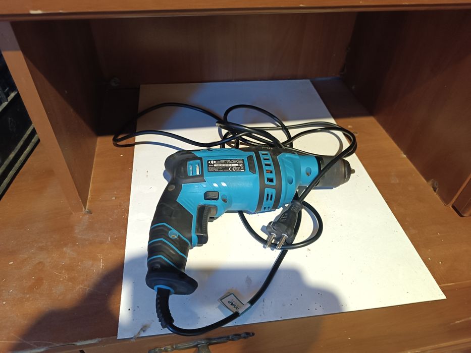 Două mașini de găurit