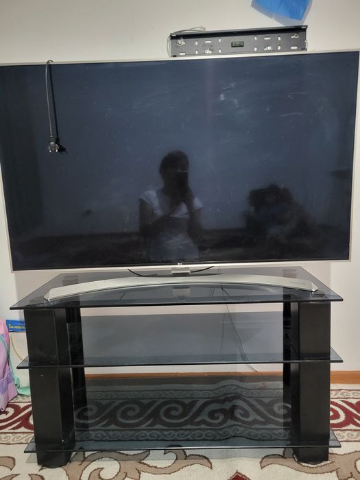 Телевищор LG новая с подставкой очень качественный телевизор