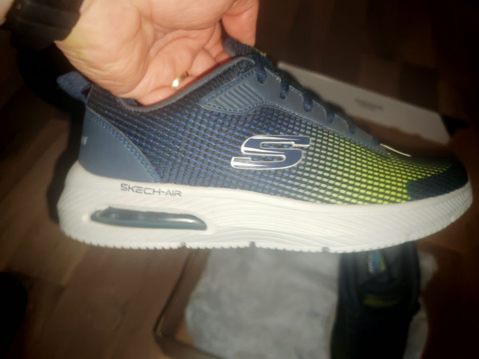 Vând adidași marca Skechers