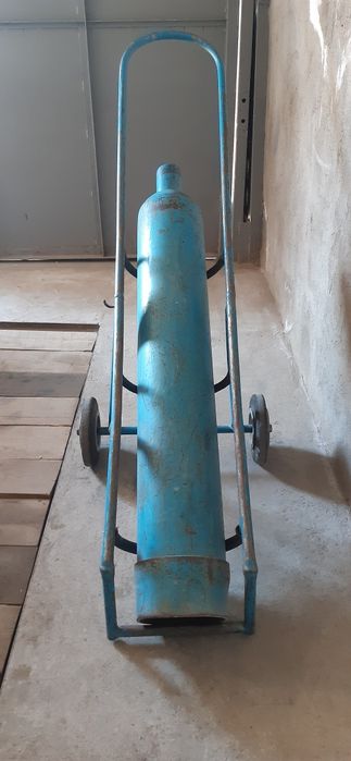 Кислородный баллон с тележкой