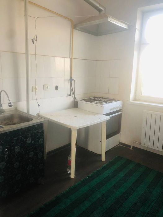 Dom uch etaj  uch xonali barcha jihozlari bor