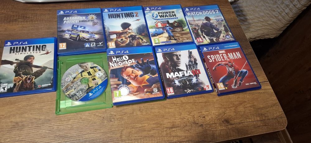 Продавам PS4  с игри и джойстици