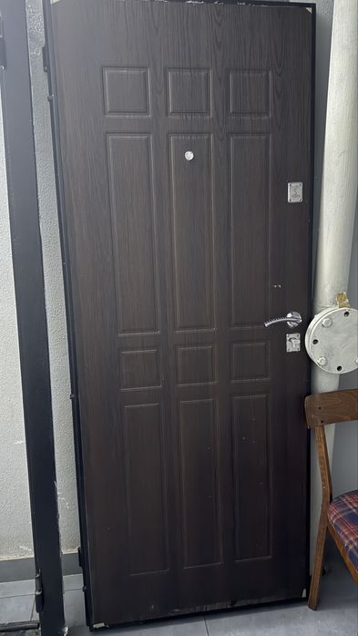 Продам входную металлическую дверь