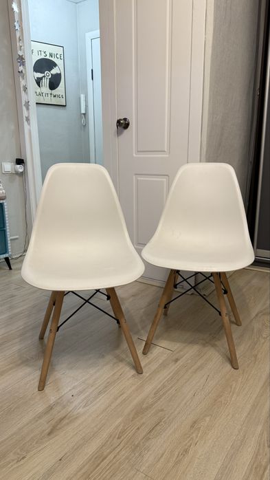 Продам три стула Eames, белые