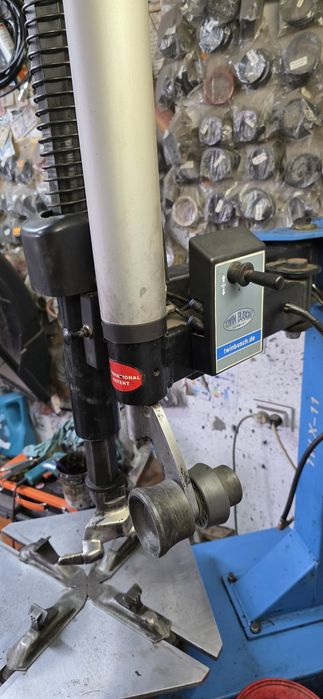 Машина Монтаж демонтаж на гуми  950 евро