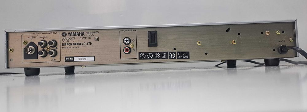 Yamaha T-300 Made in Japan Argintiu Tuner Stereo pt Amplificator