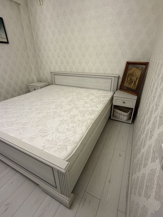 Продам кровать с матрасом и тумбочкой