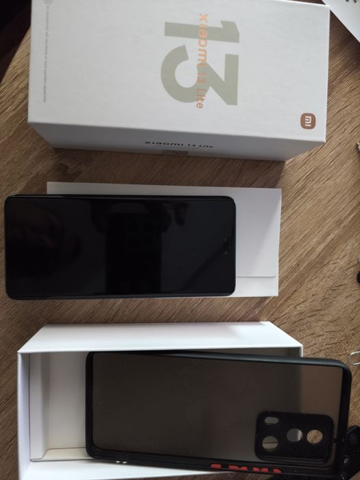 Продавам телефон Xaiomi 13 lite 8gb-Rom,256gb.Ram