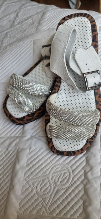 Продам босоножки новые