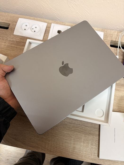 Продам макбук air m3 13 16/512