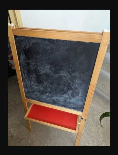 Șevalet IKEA – Stabil și Perfect pentru Artiști Mari și Mici