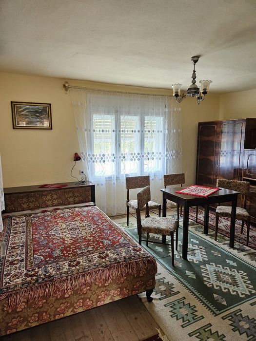 Casa ingrijita,locuibila,,zona linistita, acces  asfalt,gradina, pomi