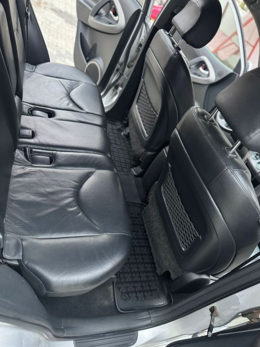 Vând Toyota RAV4