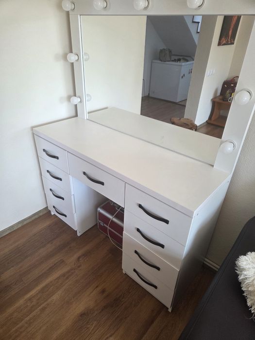 Masa make up cu 9 sertare