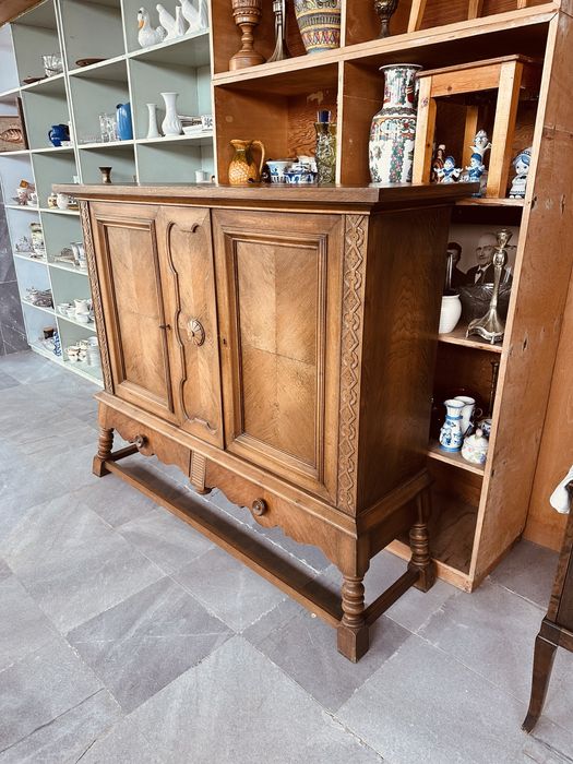 Антикварен дъбов шкаф / буфет с резба и фурнир