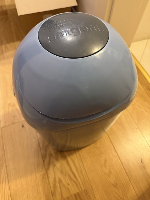 Кош за памперси (15 лв) + 5 касети Tommee Tippee Sangenic (40 лв)