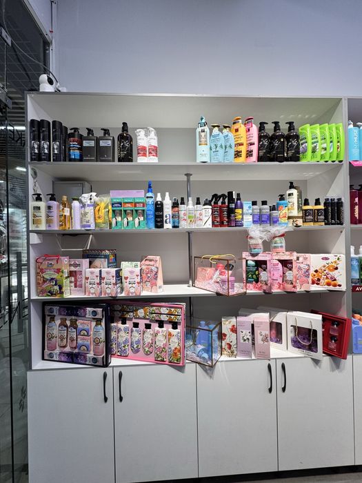 Полкали шкаф витрина сотилади срочна