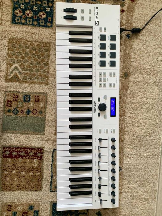 Vând controler MIDI universal Arturia KeyLab Essential 49