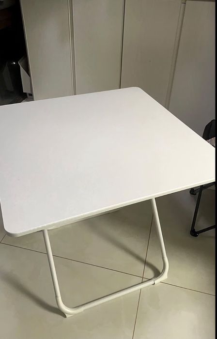 Белый склоднлй столик