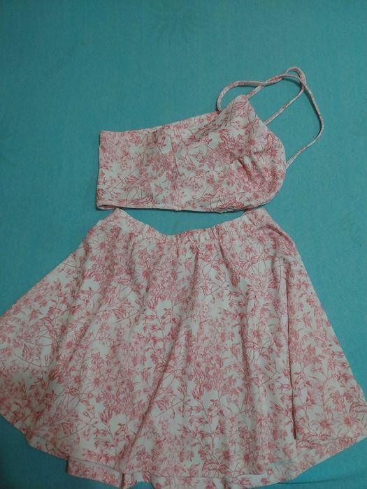 Set de Vară SHEIN Crop Top Asimetric și Fustă Cloș – Imprimeu Floral Roz, Mărimea M (38)
