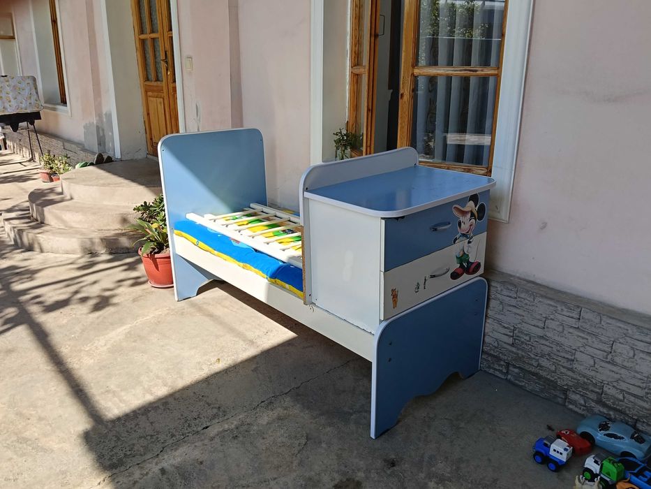 Прадается детский кровать с мини шкафом и матрасом