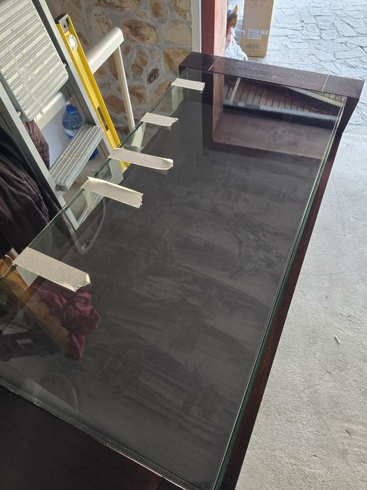 Елегантна конзолна маса от масив орех със стъклен плот