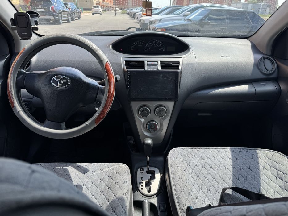 Toyota Yaris 2010 года