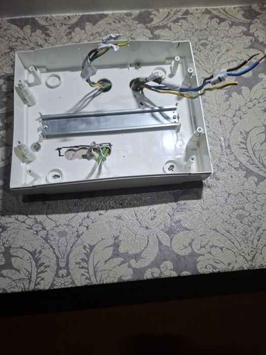 Electrician execut lucrari la case