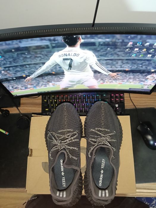 Продавам обувки YEEZY BOOST 350 V2!