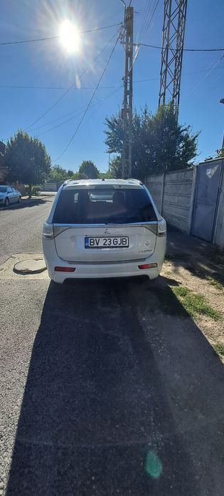 Vand Mitsubishi Outlander Plug/ In Hybrid III, masina este in perfecta stare de functionare
