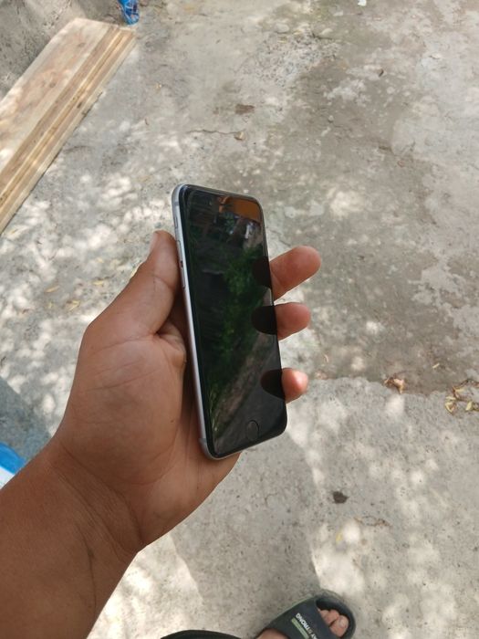 IPhone 8 pe spate scrie iPhone s