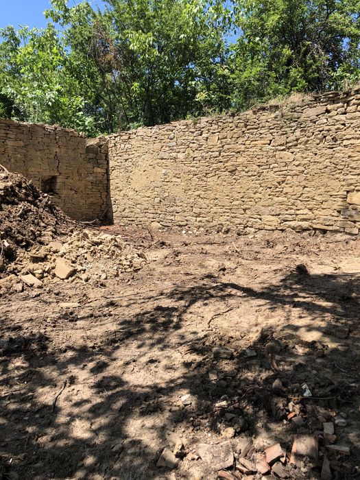 Камък -продава се на място