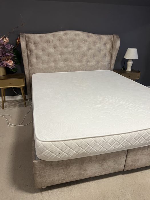 Pat tapitat bej, lada de depozitare