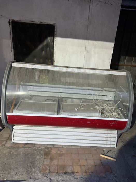 Продам холодильную витрину