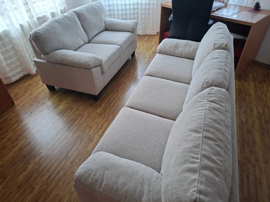 Vand 2 canapele nefolosite de 2 si 3 locuri