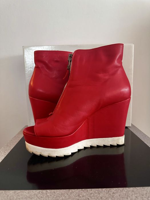 Летни боти на платформа от естествена кожа